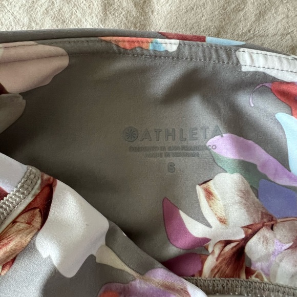 (❗️Need to sell this week-LIKE NEW) 4 legging bundle (3x Athleta & 1x fabletics) - Picture 7 of 16